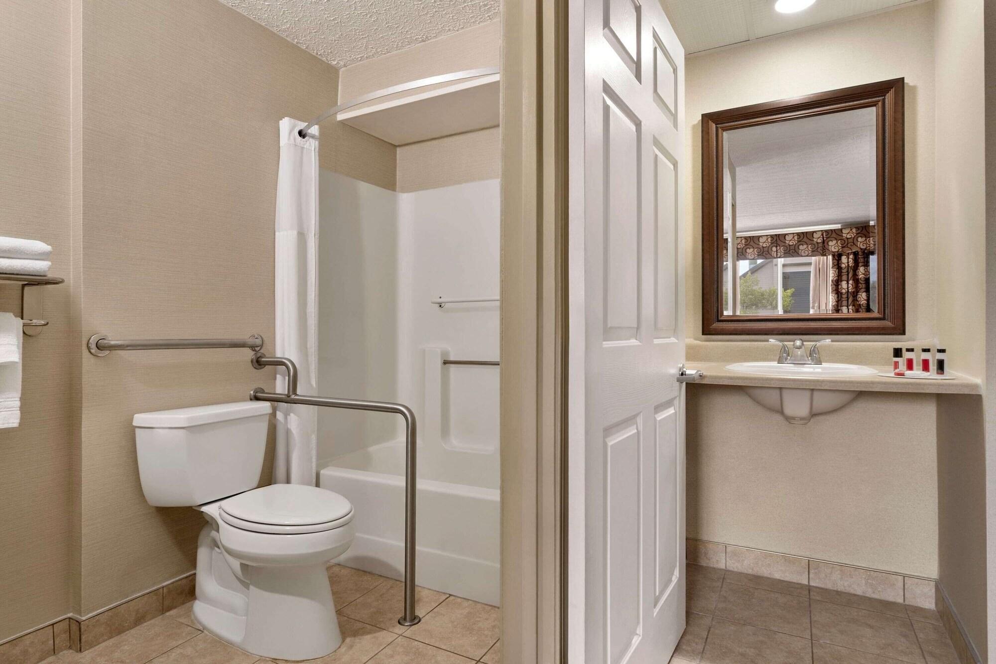 Days Inn By Wyndham Airport/Maine Mall South Portland Εξωτερικό φωτογραφία
