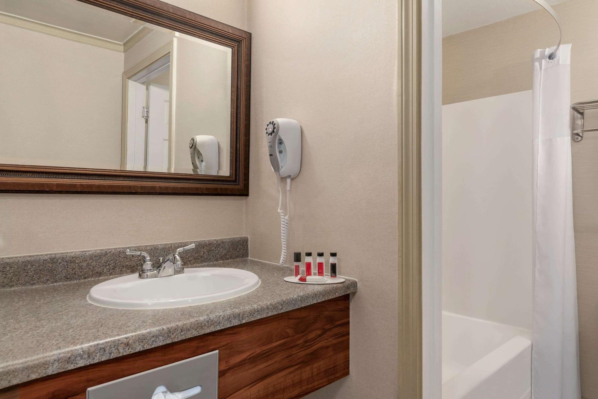 Days Inn By Wyndham Airport/Maine Mall South Portland Εξωτερικό φωτογραφία